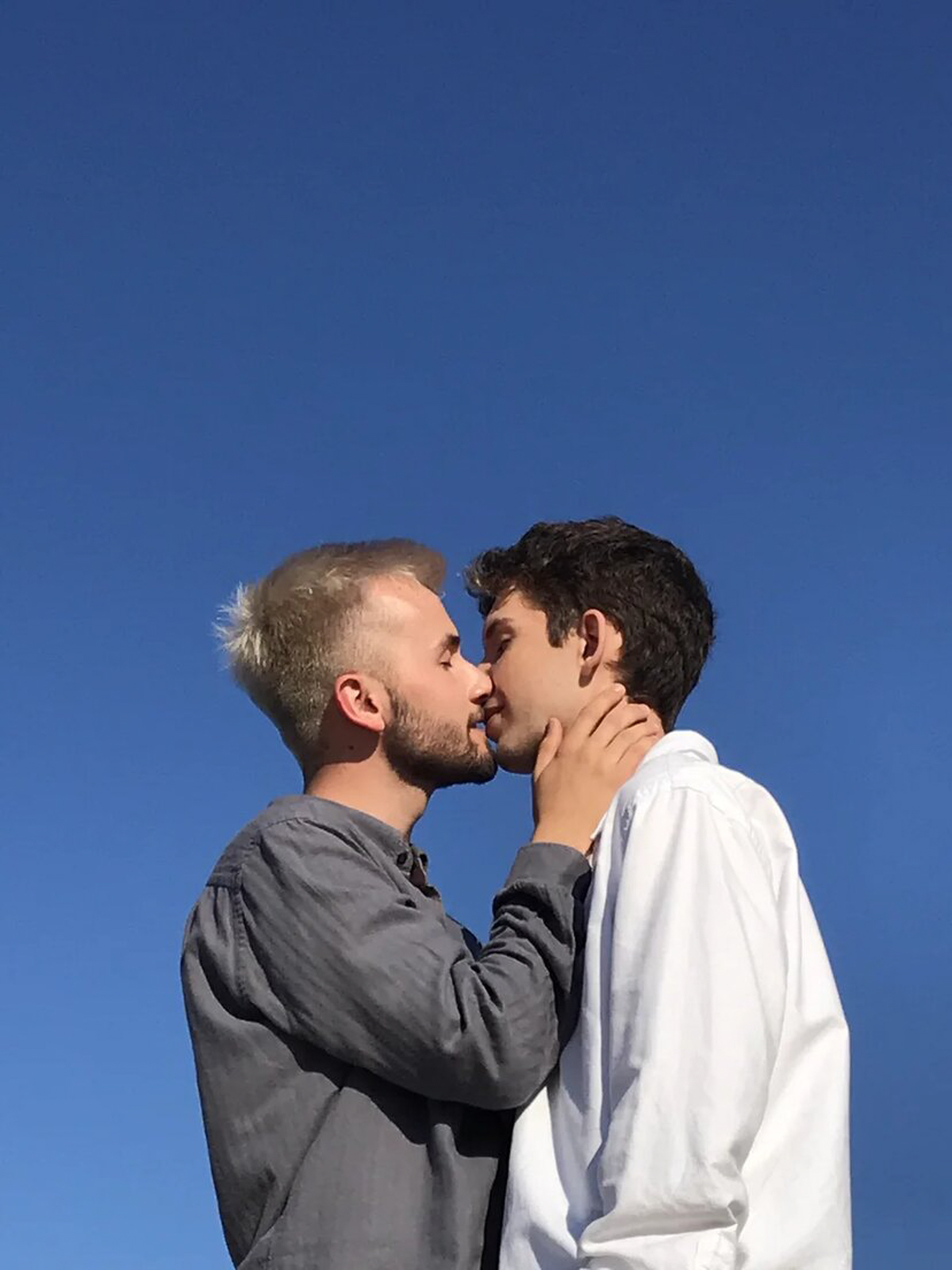 красивые гей парни целуются фото 58